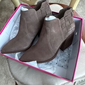 NEW IN BOX  VINCE CAMUTO ANKLE BROWN SUEDE BOOTIES GEMMLEE